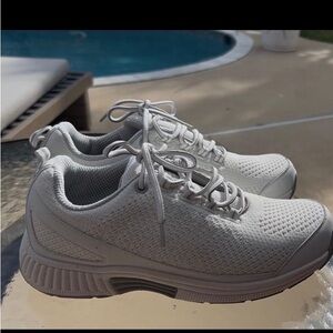 OrthoFeet White 8 wide Athletic Sneakers